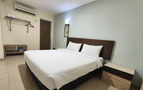 Habitación doble Deluxe, 1 cama King size, para no fumadores, baño privado | Escritorio y espacio para trabajar con laptop 