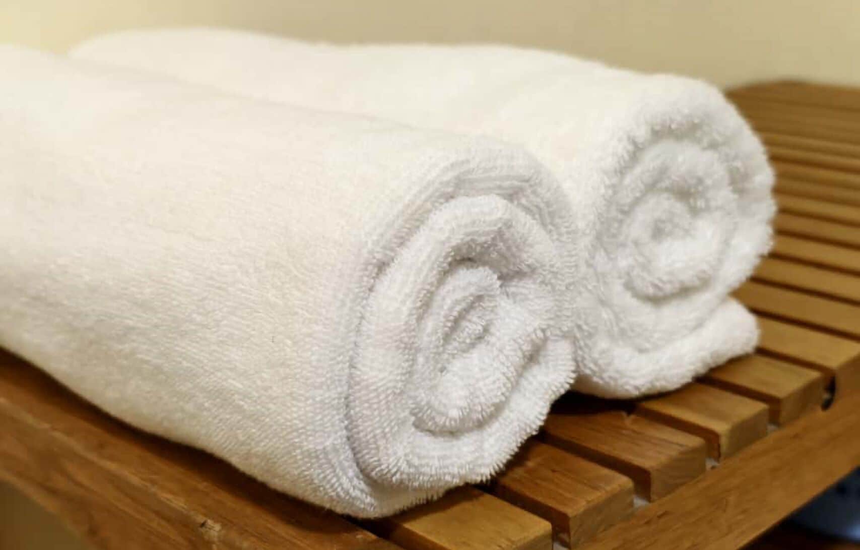 Standard dubbelrum - privat badrum - utsikt mot staden | Skrivbord, arbetsyta för laptop, strykjärn/strykbräda och gratis wi-fi