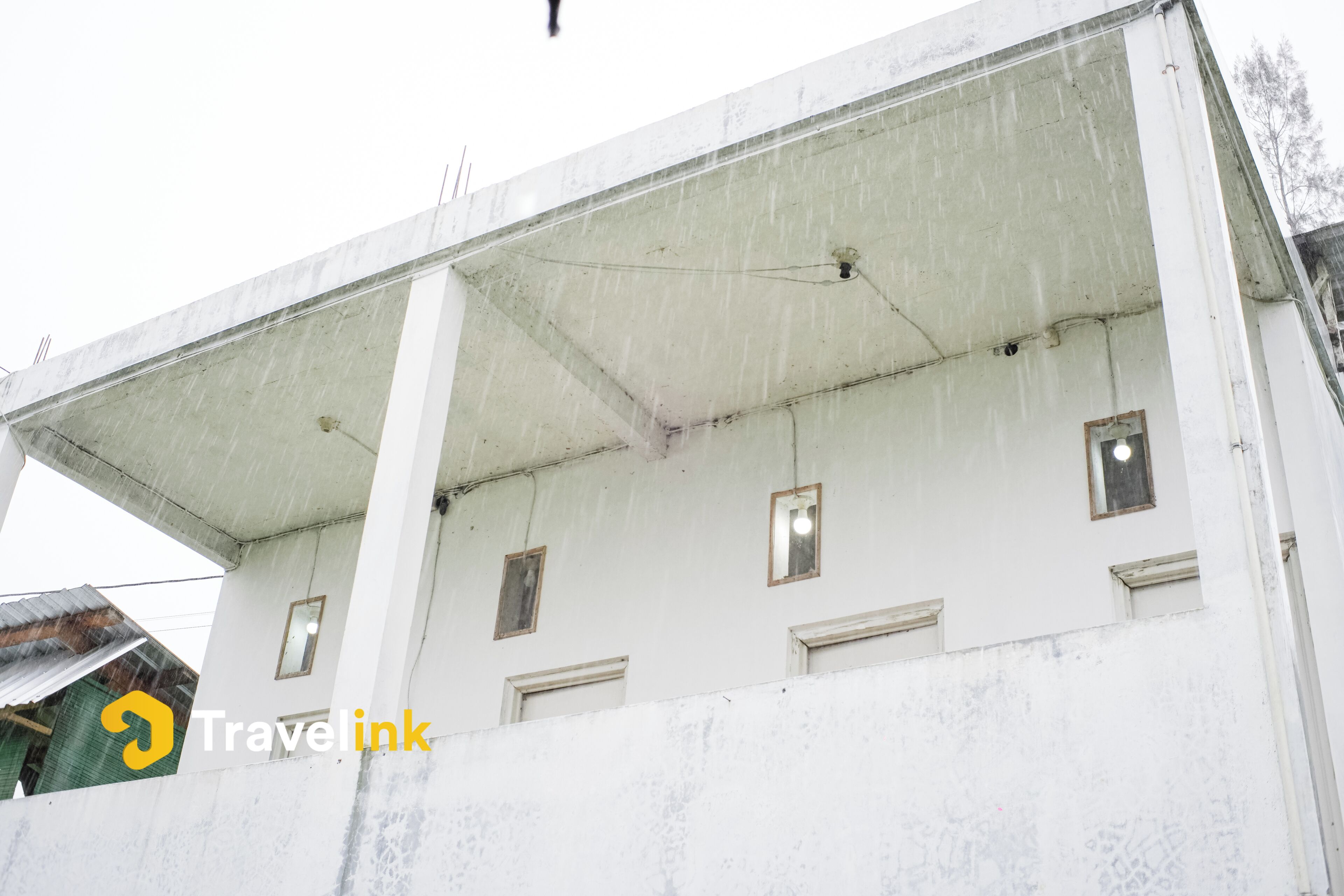 Habitación estándar con 2 camas individuales, patio, vistas al jardín | Baño | Ducha, toallas, jabón y champú