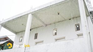 A white building with a flat roof and multiple windows. - Sun CampGround (Garung)