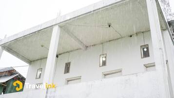 Standard-Zweibettzimmer, Terrasse, Gartenblick | Badezimmer