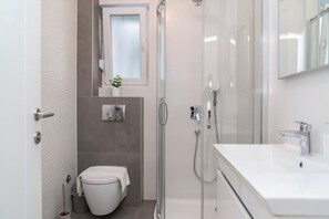 Shower, hair dryer, towels, soap - Villa Salis 2. (Novalja)