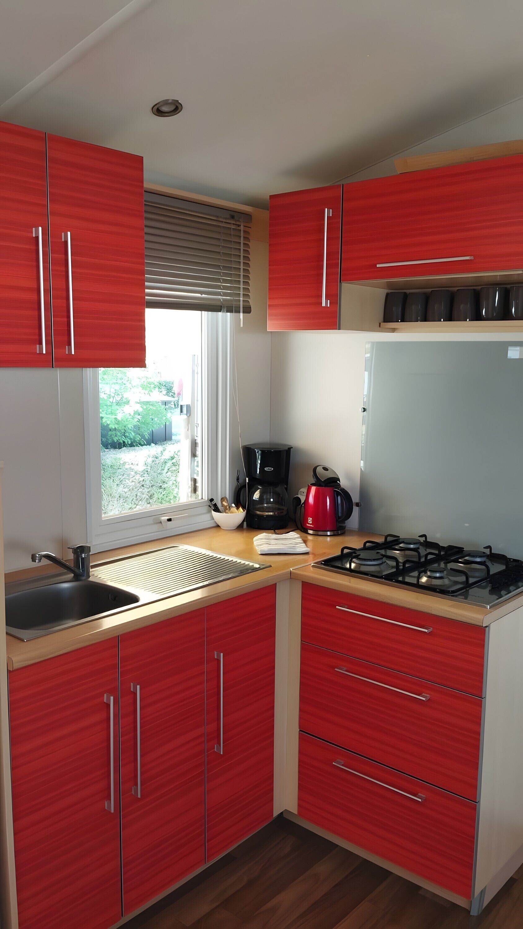 Kühlschrank, Mikrowelle, Herdplatte, Wasserkocher mit Kaffee-/Teezubehör