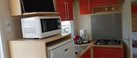 Réfrigérateur, micro-ondes, plaque de cuisson, cafetière/bouilloire