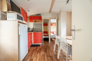 Fridge, microwave, stovetop, coffee/tea maker - Comfortable Mobile Home B027 near Europa-Park with Private Terrace and Shared Garden (Boofzheim)