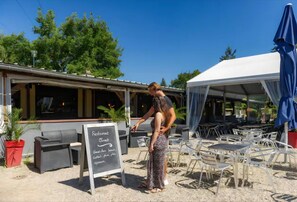 Outdoor dining - Comfortable Mobile Home B027 near Europa-Park with Private Terrace and Shared Garden (Boofzheim)