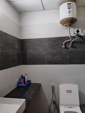 Luxury Studio Suite, City View | Bathroom | Free toiletries, hair dryer, slippers, towels