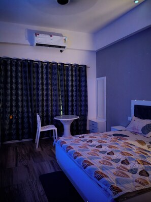 Luxury Studio Suite, City View | Blackout drapes, soundproofing, iron/ironing board, free WiFi