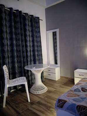 Luxury Studio Suite, City View | Living area