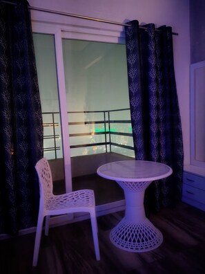 Luxury Studio Suite, City View | Living area