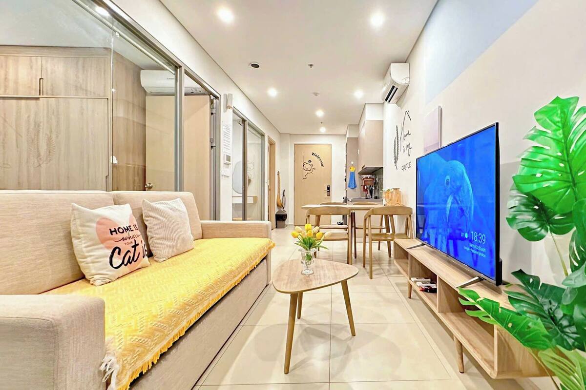 Desk, laptop workspace, iron/ironing board, free WiFi