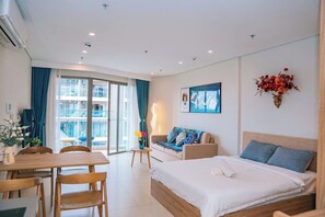 Classic-Studio, Balkon, Stadtblick | Schreibtisch, laptopgeeigneter Arbeitsplatz, Bügeleisen/Bügelbrett