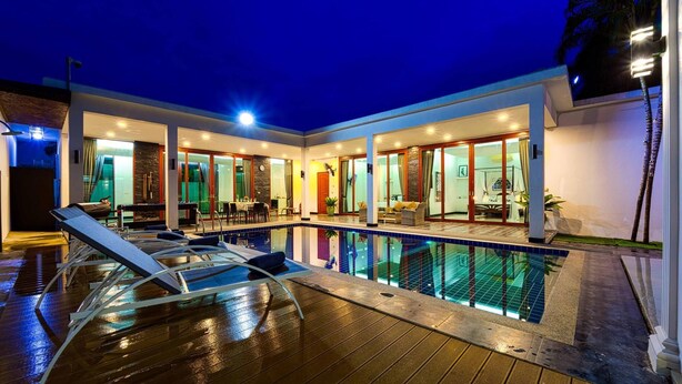 A modern house with a swimming pool, a covered patio, and a dining area. - Beautiful 4-Bedroom Pool Villa BL9 (Hua Hin)