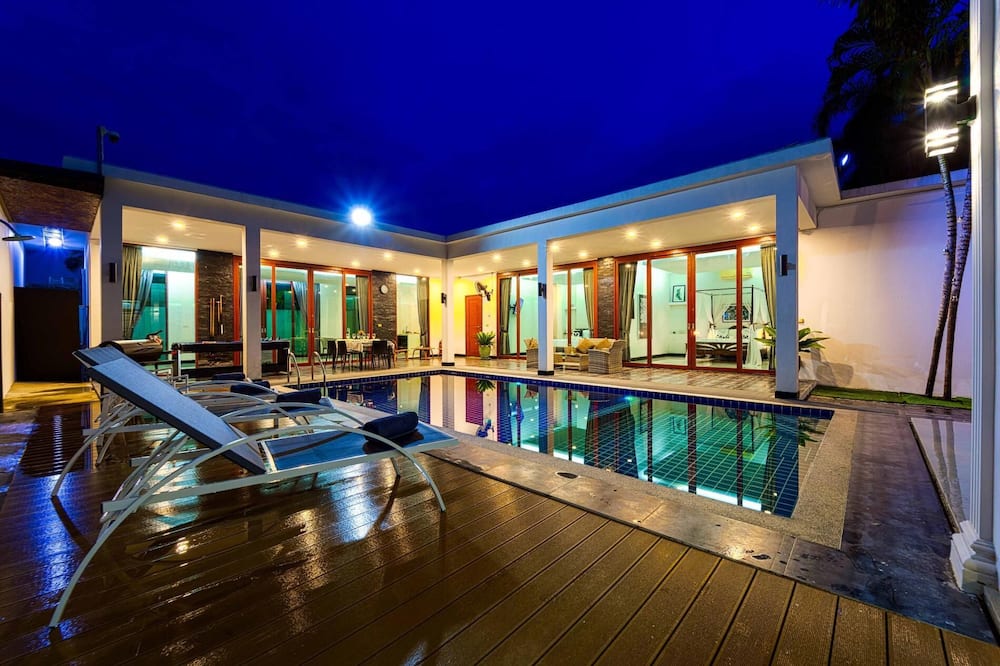 Beautiful 4-Bedroom Pool Villa BL9