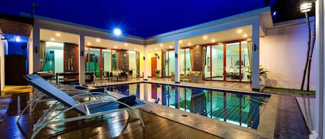 Vila, 4 quartos, piscina particular, vista para a piscina | Planta do andar