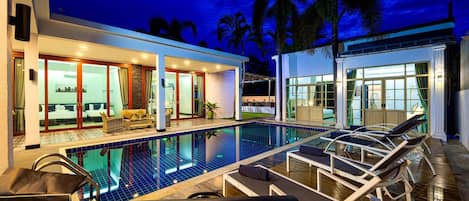 室外游泳池,日光浴躺椅