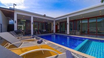 Villa, 4 habitaciones, alberca privada, vista a la alberca | Vista frontal de la propiedad