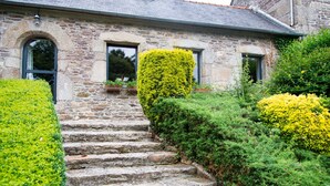 Un edificio de piedra con una escalera de piedra que lleva a una puerta.