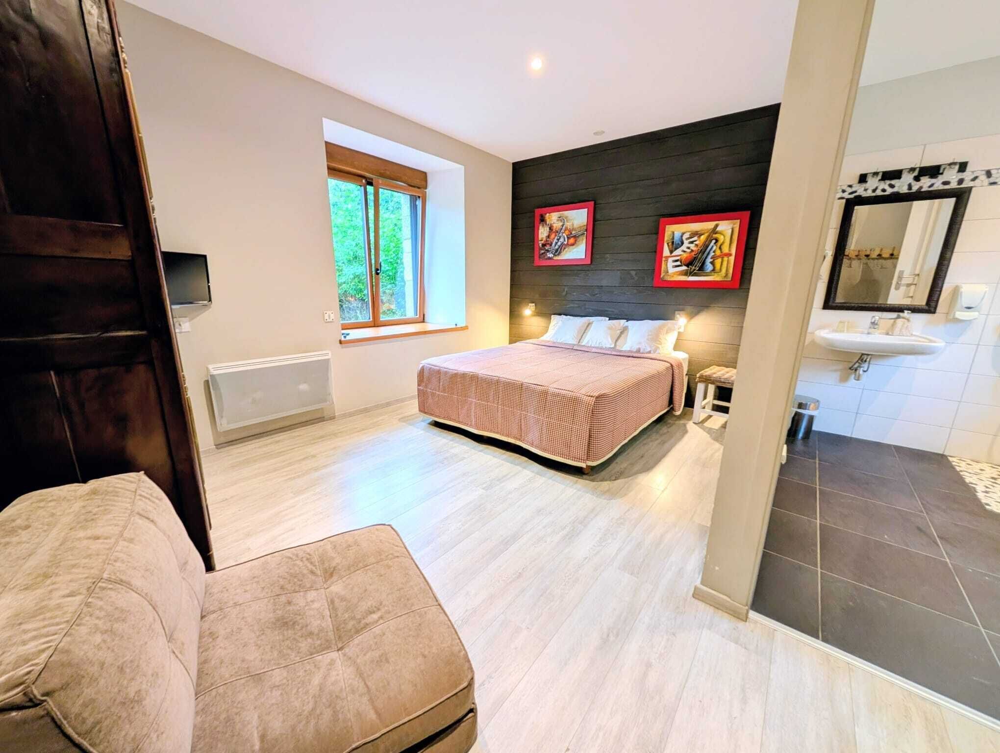 Habitación Confort doble, baño privado, vistas al patio (Tourisme Handicap) | Tabla de planchar con plancha, wifi gratis, accesible en silla de ruedas