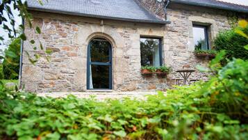 Romantische cottage, en-suite badkamer, uitzicht op de binnenplaats | Een strijkplank/strijkijzer, gratis wifi, rolstoeltoegang