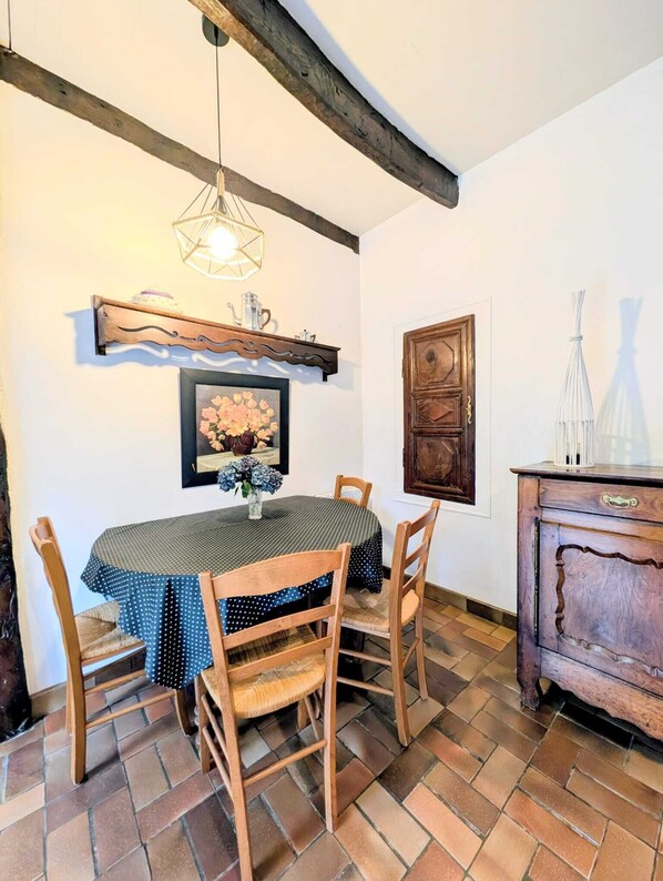 Deluxe cottage, en-suite badkamer, uitzicht op de binnenplaats | Dineren