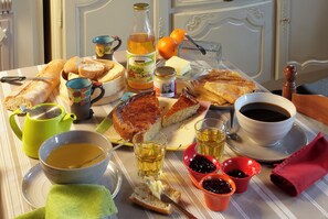 فطور أوروبي يوميًا مقابل رسوم