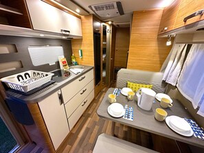 Frigorífico, placa de cocina, cafetera o tetera y utensilios de cocina