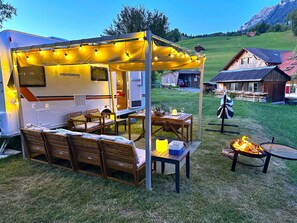 Outdoor dining - SwissHut Idyllic Farm Stay (Sigriswil)