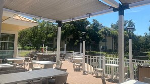 تناول الطعام بالخارج