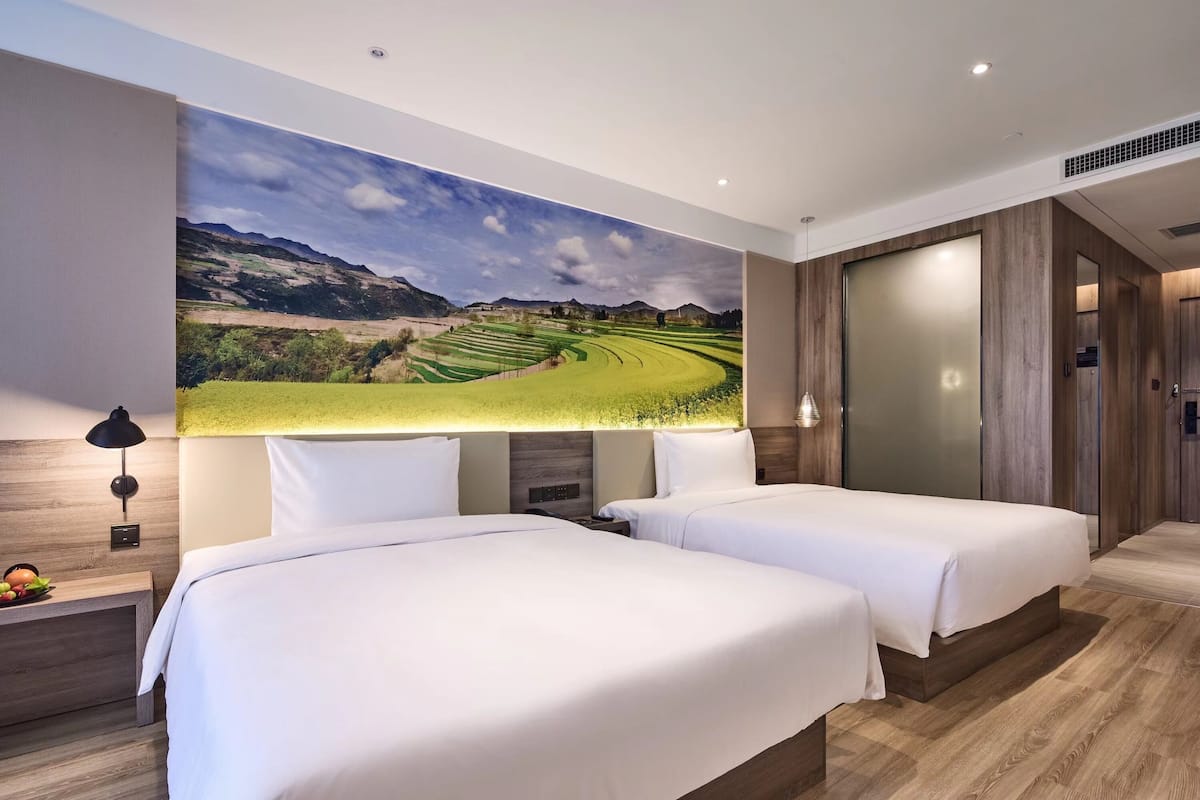 Premium bedding, down duvets, free minibar, blackout curtains