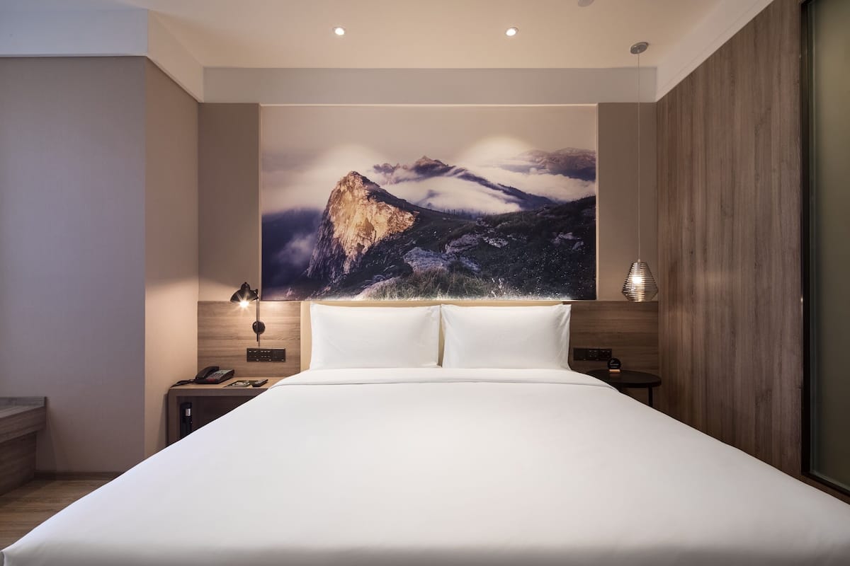 Premium bedding, down duvets, free minibar, blackout curtains