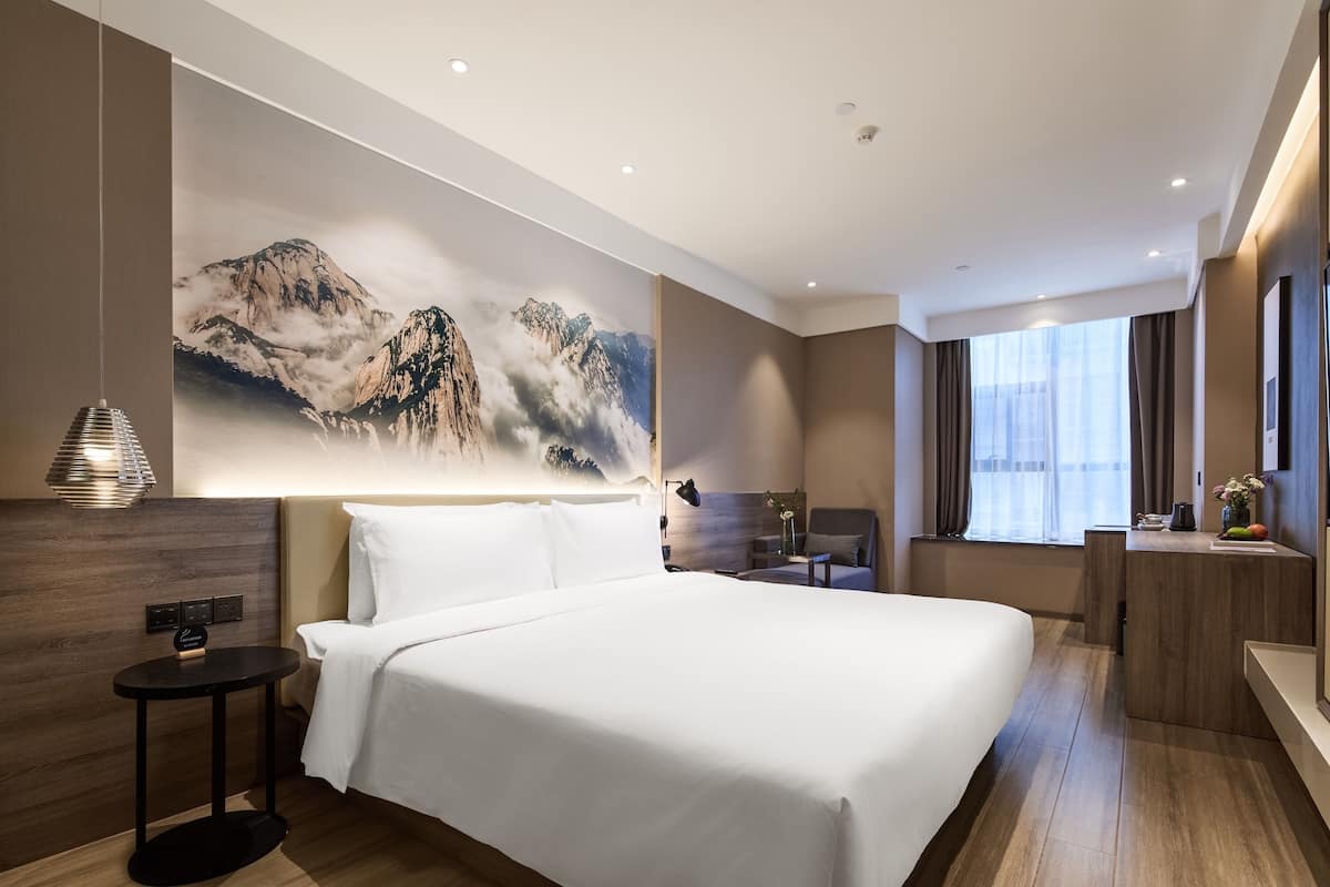 Premium bedding, down duvets, free minibar, blackout curtains