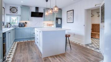 Een magnetron, een oven, een kinderstoel, eettafels