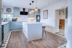 Een magnetron, een oven, een kinderstoel, eettafels