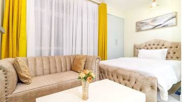 Classic-Studio | Wohnbereich | 50-Zoll-Smart-TV mit Kabelempfang, Netflix, aktuelle Filme