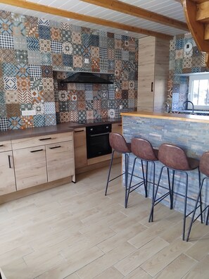 Geladeira, micro-ondas, fogão, cooktop