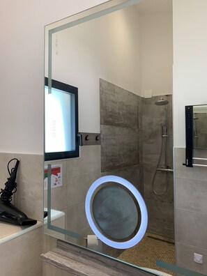 Dusche, Haartrockner, Toilettenpapier
