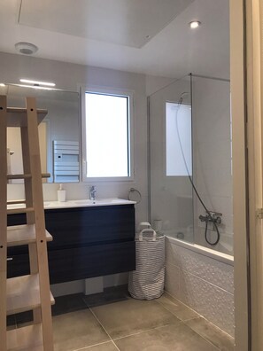 Een haardroger, handdoeken, zeep, toiletpapier
