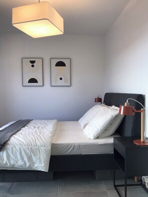 Een strijkplank/strijkijzer, internet, beddengoed