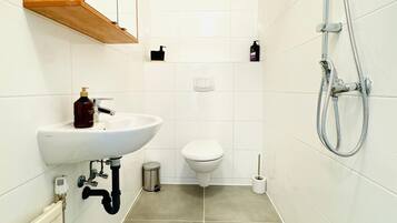 Basic Apartment | Bathroom | Shower, free toiletries, hair dryer, towels