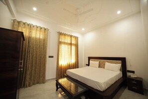 Bügeleisen/Bügelbrett, Internetzugang, Bettwäsche