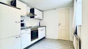 Apartamento básico | Cocina privada | Frigorífico, microondas, horno y placa de cocina