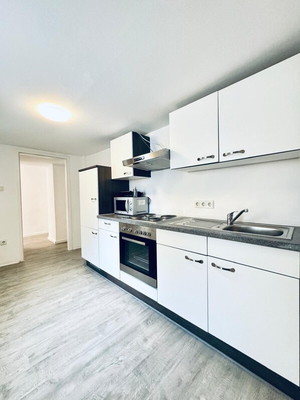 Basic Apartment | Private kitchen | Fridge, microwave, oven, stovetop