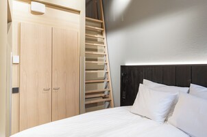 Escritorio, cortinas blackout y ropa de cama 