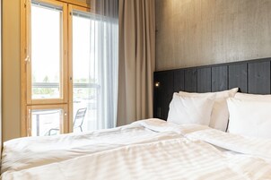 Escritorio, cortinas blackout y ropa de cama 