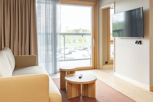 Escritorio, cortinas blackout y ropa de cama 