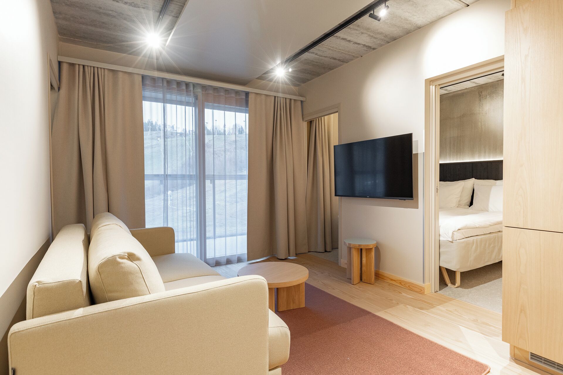 Apartemen (Queen 1 View) | Area keluarga | Smart TV 50-inci dengan saluran TV digital dan lantai berpemanas