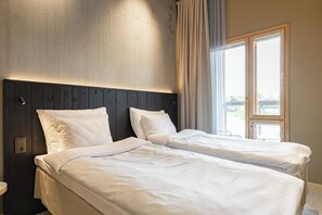 Escritorio, cortinas blackout y ropa de cama 