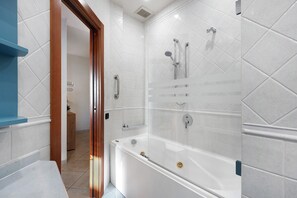 Shower, hair dryer, towels - Apartment 'Casa Di Giulia - Amalfi Coast' with Sea View, Wi-Fi and Air Conditioning (Salerno)