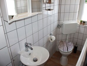 Shower, hair dryer, towels - Holiday Apartment Niggemann, 55 sqm – Shared Terrace, Garden & Wi-Fi (Bestwig)